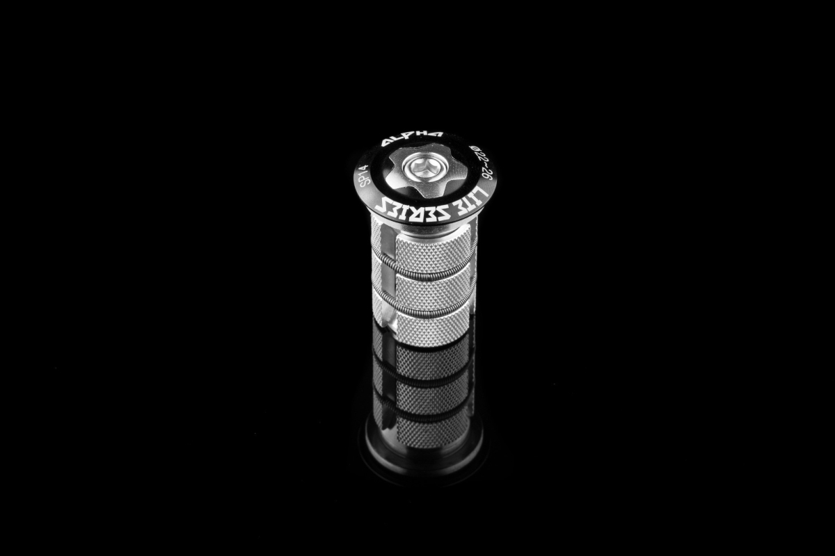 EXPANDEUR FOURCHE 1'' 1 / 8 ATOO (AVEC CAPOT CARBONE ET VIS BTR